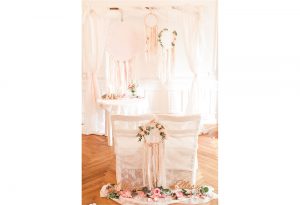 Hochzeitsdekoration zur freien Trauung im Schloss Ovelgönne in Bad Oeynhausen vom Hochzeitsglück