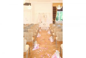 Hochzeitsdekoration zur freien Trauung im Schloss Ovelgönne in Bad Oeynhausen vom Hochzeitsglück