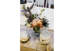 Selbst gestaltete Namenskärtchen, Eukalyptuszweig, Feder & Giveaway - Hochzeitsdeko vom Hochzeitsglück aus Minden