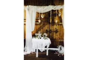 Leinentüchern auf Strohballen, Spitzenwimpelketten, Federn & Traumfängern - Dekoration im Bohostlye vom Hochzeitsglück aus Minden