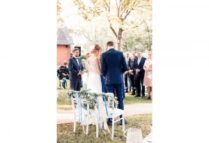 Hochzeitsdekoration zur freien Trauung bei der Alten Schule in der Nähe von Uchte vom Hochzeitsglück