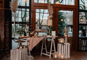 Winterhochzeit auf Hof Frien – Rustikal Chic trifft auf glamouröse Eleganz – Hochzeitsdekoration vom Hochzeitsglück bei Uchte im Raum Minden